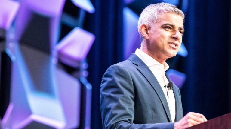 How Expert Speakers Aid Businesses In Handling Change